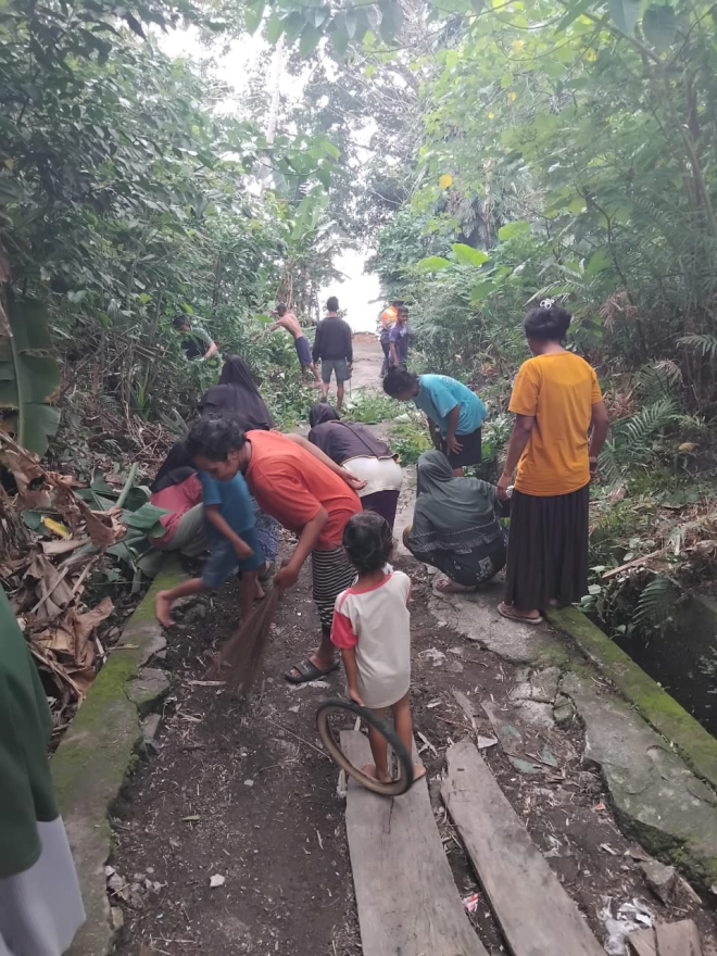 Warga Negeri Tanah Rata Bergotong Royong Sambut HUT RI ke-80, Semangat Nasionalisme Menggelora
