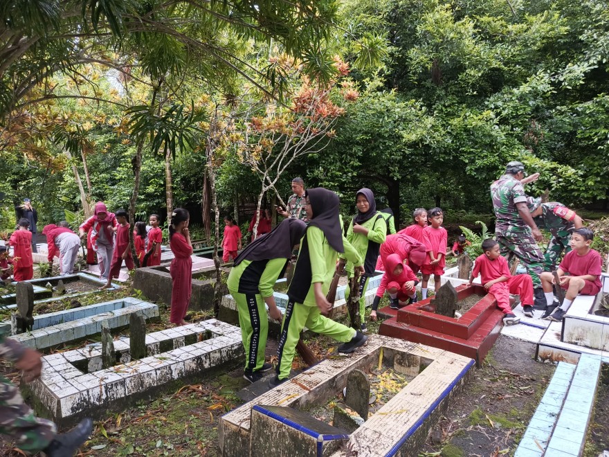 Sinergi Koramil 1502-01 Banda dan Warga Tanah Rata dalam Aksi Bersih TPU Tanah Rata dan Mangkobatu