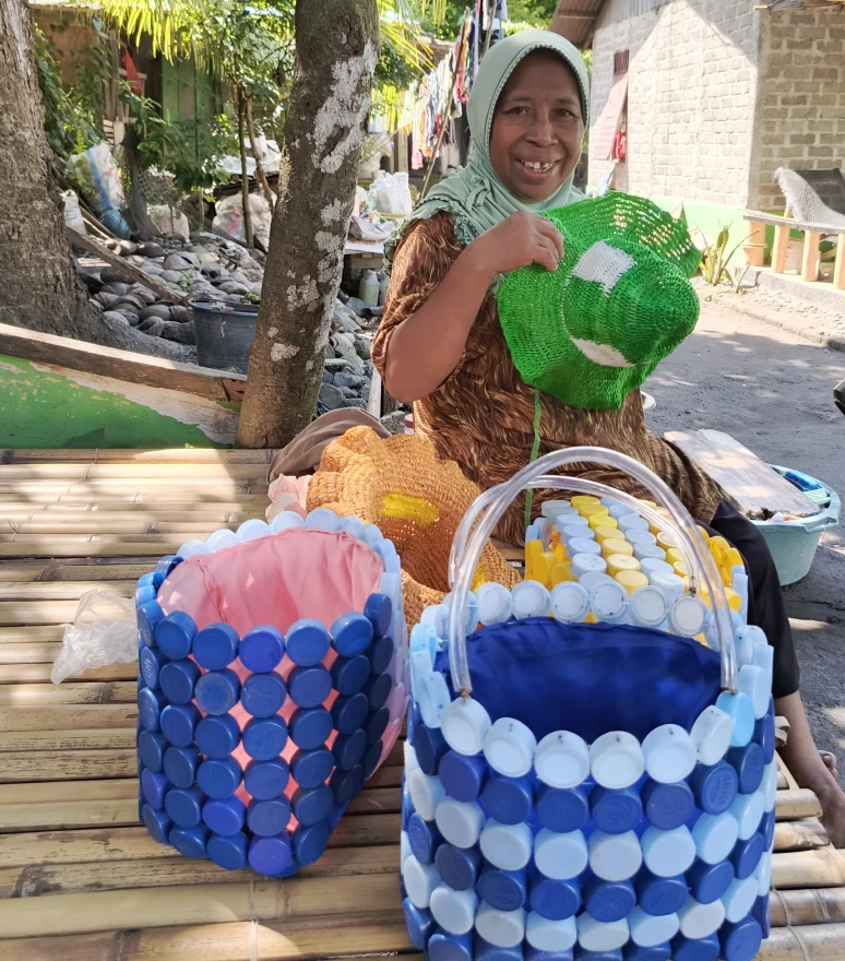 Ibu Wa Ena, Mengubah Sampah Plastik Menjadi Rejeki di Desa Tanah Rata